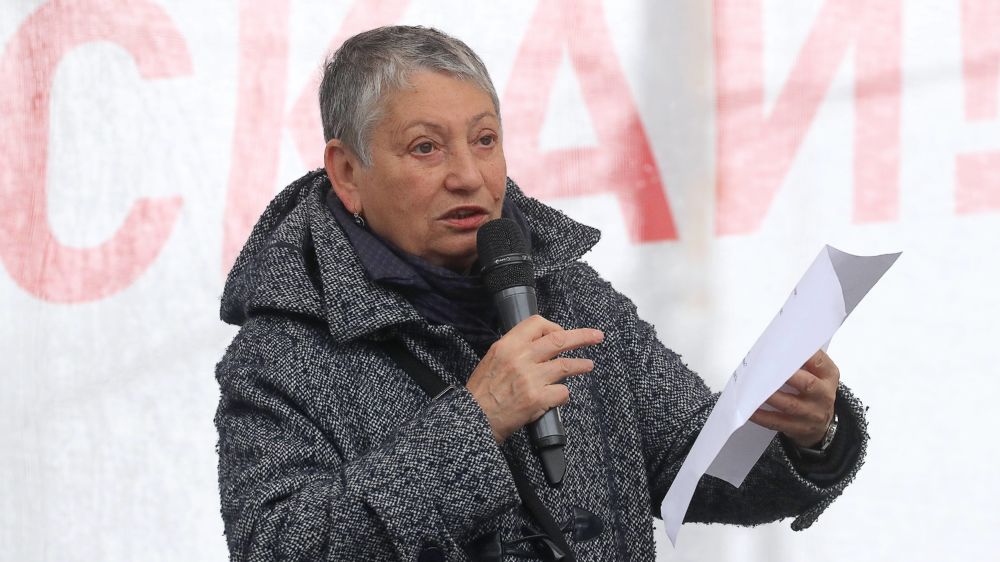 Schriftstellerin Lyudmila Ulitskaya bei einer politischen Demo in Moskau
