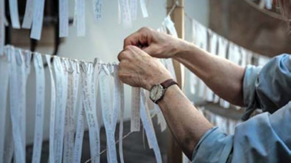 Mahnmal der Menschenwürde: Zum Weltflüchtlingstag 2023 plant das Aktionsbündnis „Beim Namen nennen“ eine Installation vor der Reinoldikirche, für die die Namen verstorbener Menschen auf Stoffbahnen geschrieben werden. So entsteht ein „Mahnmal der Menschenwürde“.