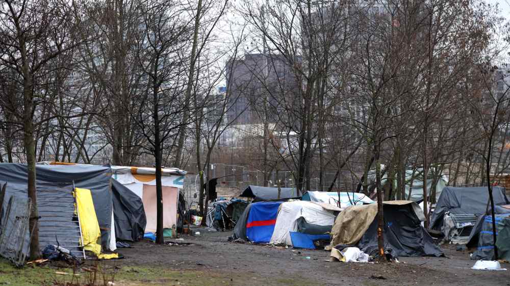 Ein Fuß- und Fahrradweg führt durch das Obdachlosen-Camp in der Nähe des Berliner Hauptbahnhofs
