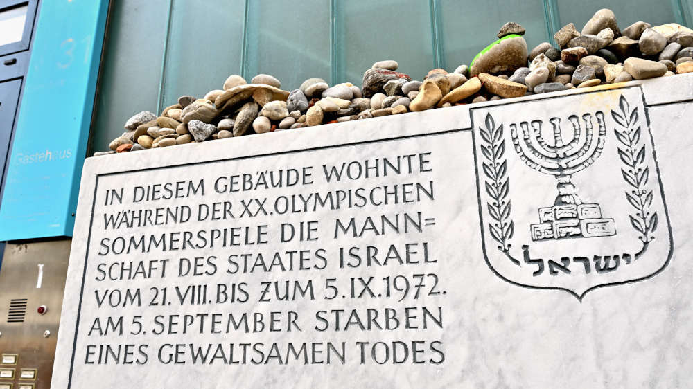Gedenktafel im Münchner Olympiadorf erinnert an das Attentat von 1972