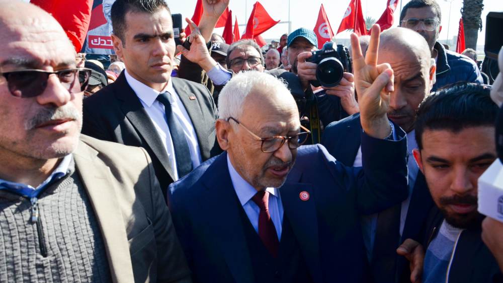 Ghannouchi umringt von Unterstützern auf dem Weg zum Gericht in Tunis (Februar 2023)