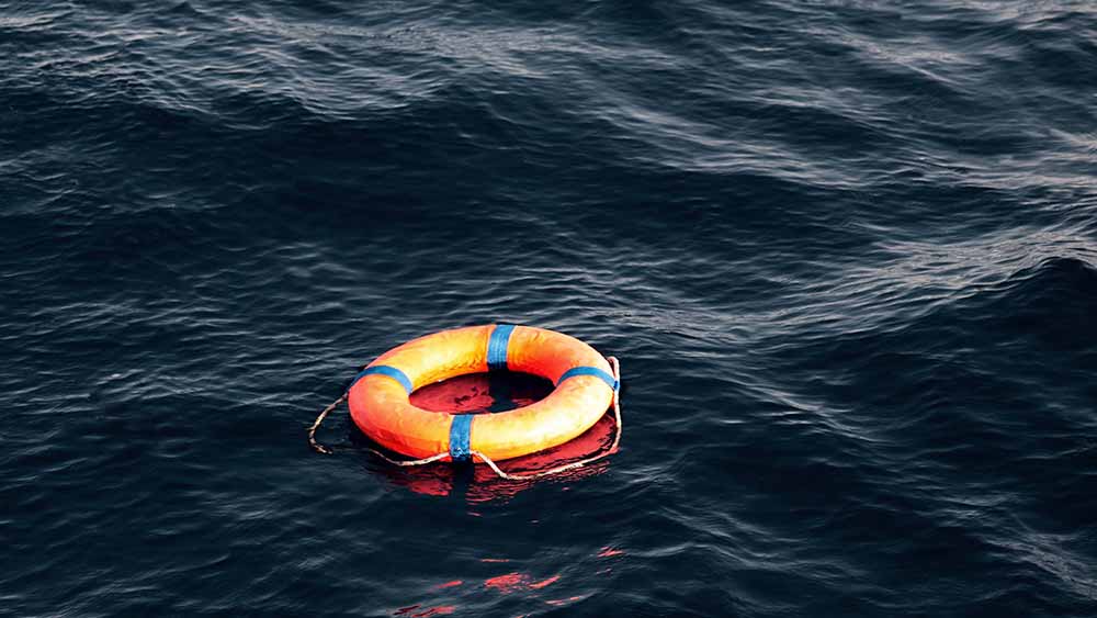 Orangener Rettungsring treibt im Wasser