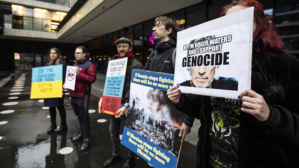 Während seines Konzerts in Amsterdam am 6. April versammeln sich Demonstranten vor der Konzerthalle