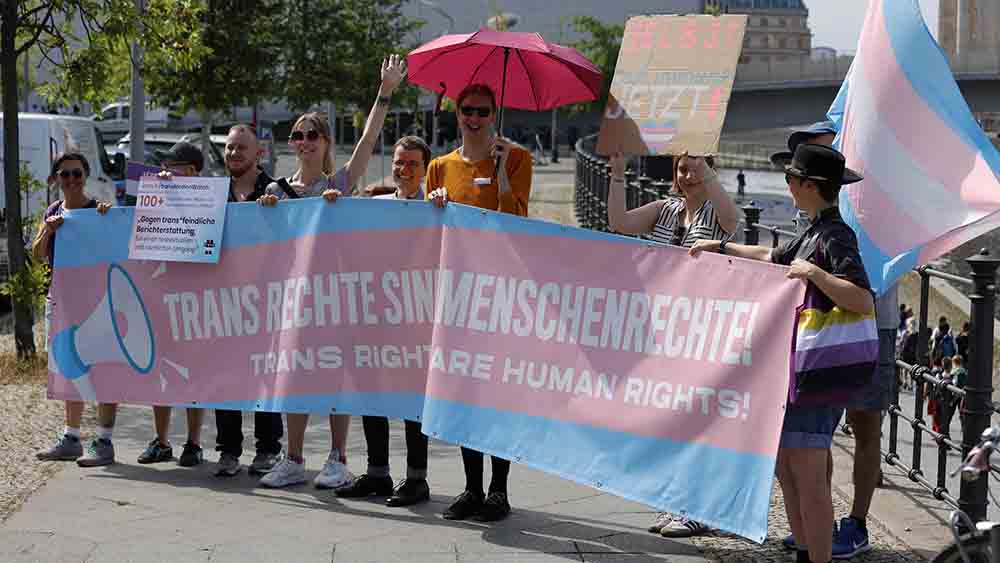 Am Rande der Vorstellung des neuen Gesetzes demonstriert diese Gruppe für die Recht transsexueller Menschen