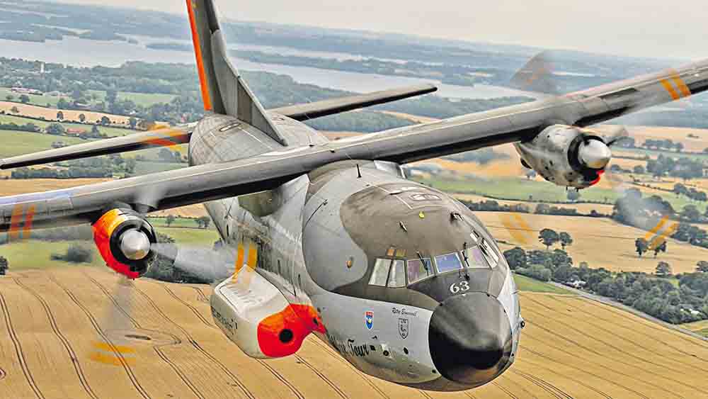 Transportflugzeug im Flug