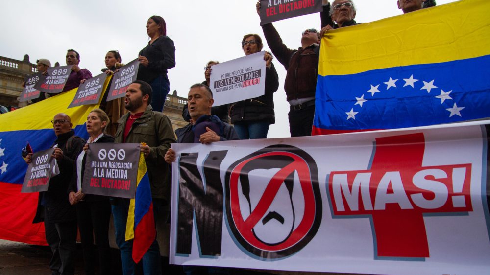 Venezolanische Migranten in Bogota protestieren am Rande des Gipfels gegen Diktator Maduro 