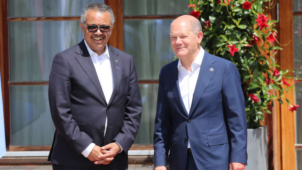 Der Generaldirektor der Weltgesundheitsorganisation WHO Tedros Adhanom Ghebreyesus (links) wird von Bundeskanzler Olaf Scholz begrüßt