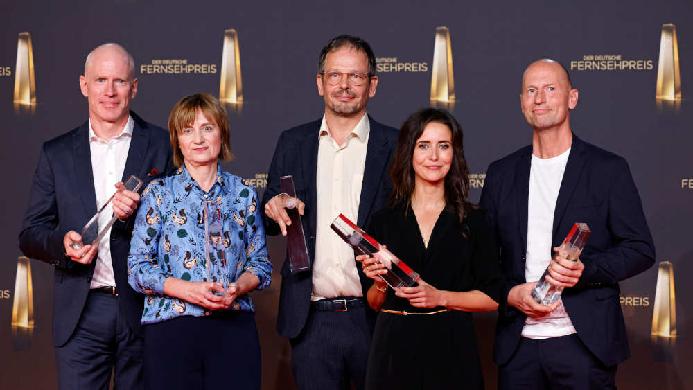 Regisseur Hajo Seppelt (Mitte) mit Team von „Wie Gott uns schuf" bei der Deutsche Fernsehpreis 2022