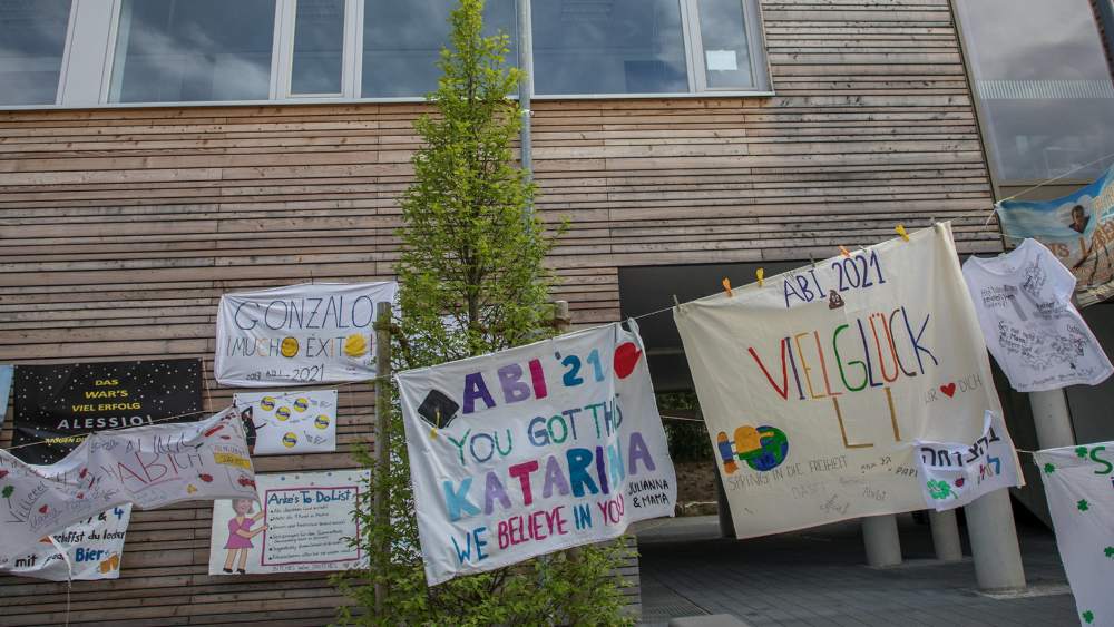 Plakate von Eltern und Freunden hängen für die Abiturienten vor dem Gymnasium Neubiberg bei München