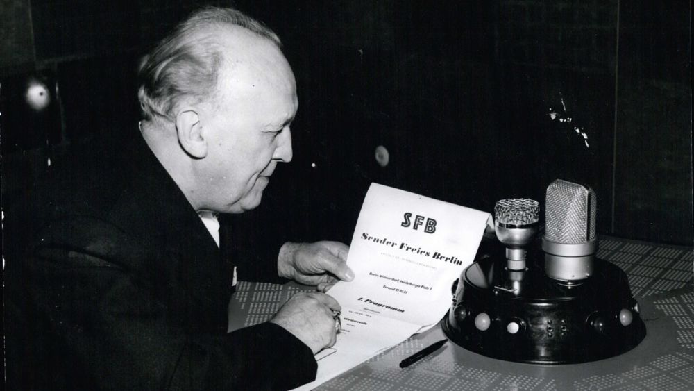 Alfred Braun, Pionier des deutschen Rundfunks, während einer Übertragung (1954)