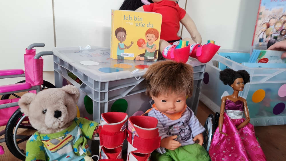 Verena Niethammer aus Nordheim packt Boxen mit Spielsachen und Bilderbüchern, um in Kindergärten und Schulen für das Thema "Inklusion" zu sensibilisieren 