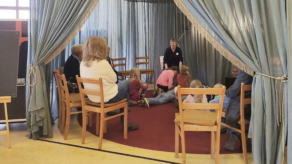 Beim „Bibel-Parkour“ in der St.-Gertraud-Kirche in Frankfurt (Oder) sind Jung und Alt willkommen, sich kreativ mit den uralten Geschichten zu beschäftigen.