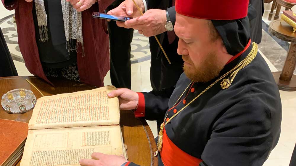 Bischof Nicodemus mit einer wertvollen Handschrift 