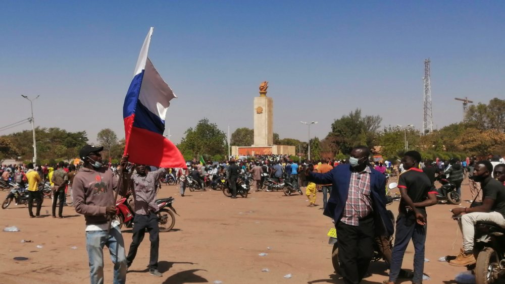 Nach einem Militärputsch im Januar 2022 schwingt ein Unterstützer die russische Flagge auf einen Platz in Ouagadougou, Burkina Faso
