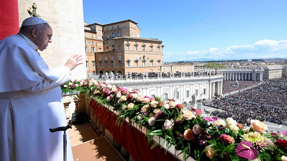 Vor Zehntausenden Gläubigen auf dem Petersplatz spendet der gesundheitlich angeschlagene Papst Franziskus den traditionellen Segen "Urbi et Orbi"