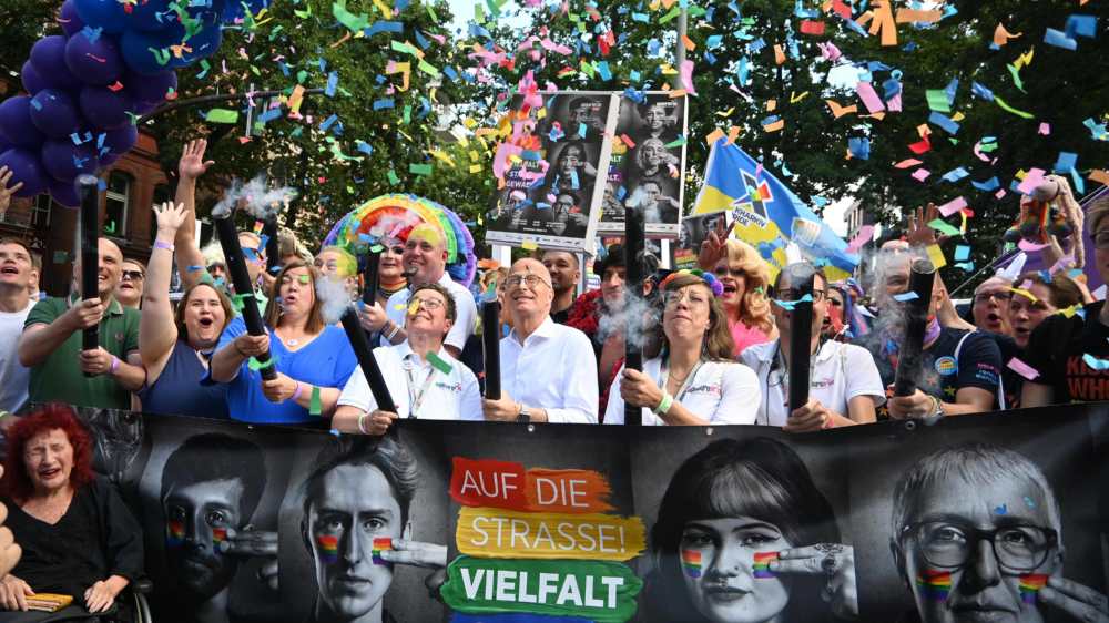 Hamburgs Gleichstellungssenatorin (4. von links) beim Christopher Street Day 2022 in Hamburg