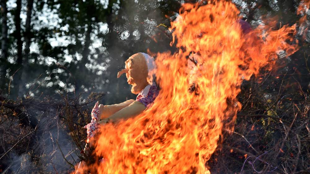 In Grossharthau in der Lausitz (Ostsachsen) werden am Vorabend des 1. Mai traditionell „Hexen“ verbrannt
