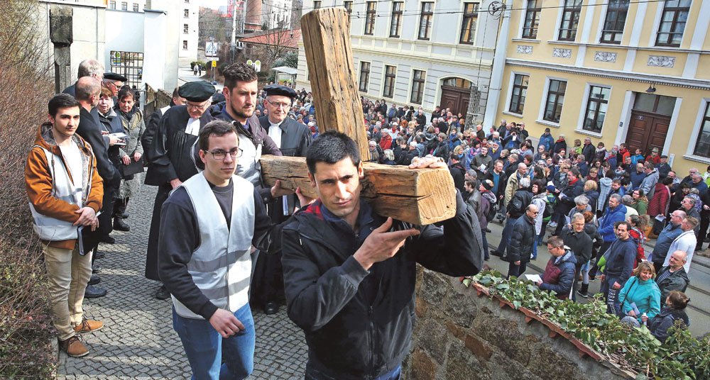 2018 trug Besan Safarsade das Kreuz mit Beschäftigten des Siemens- und Bombardierwerks. Der Kreuzweg führt auch diesmal von der Peterskirche durch das Görlitzer Stadtzentrum zur originalgetreuen Kopie des Heiligen Grabes