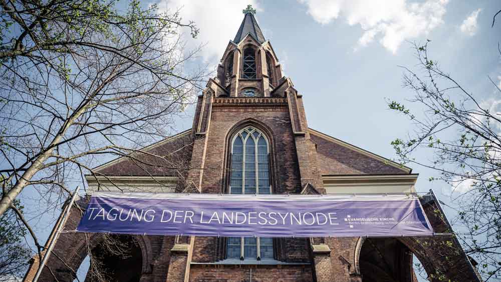 Der Synodenbanner vor der St. Bartholomäuskirche