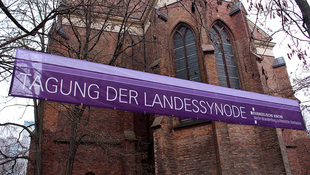 Der Banner der Landessynode vor der Bartholomäuskirche in Berlin-Friedrichshain