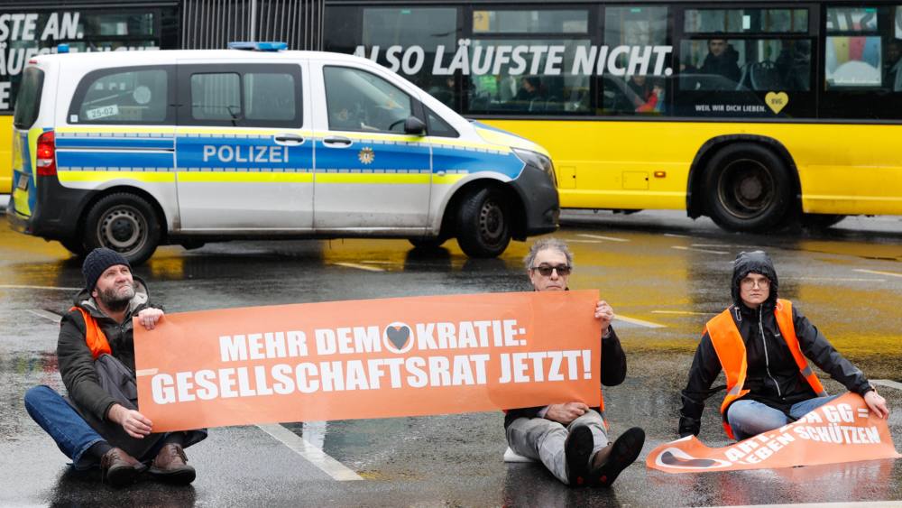 Aktivisten der "Letzten Generation" sperren eine Straße am Berliner Ernst-Reuter Platz (31.03.23)