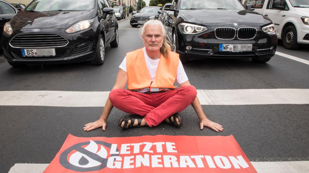 Aufgrund fehlender Rettungsgasse verspäteten sich zwei Rettungswagen bei einer Sitzblockade der „Letzten Generation“