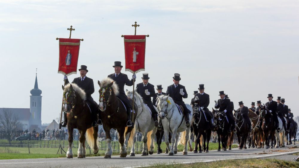 Hunderte sorbische Osterreiter reiten am Ostersonntag von Ralbitz in der Lausitz zu der Nachbargemeinde Wittichenau