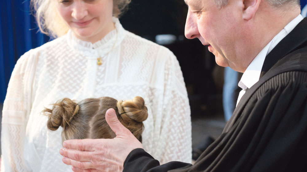 Christian Stäblein, Bischof der Evangelischen Kirche Berlin-Brandenburg-Schlesische Oberlausitz, beim Taufen