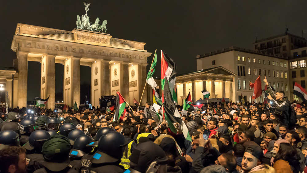 Mutmaßlich judenfeindliche Parolen bei einer pro-palästinensischen Demonstration in Berlin hatten breite Empörung ausgelöst (hier am 8.12.2017)