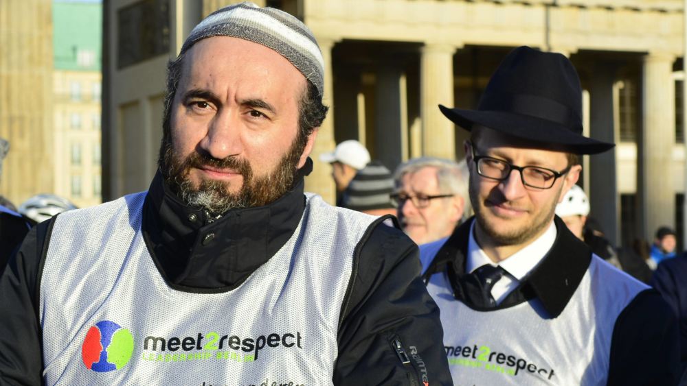Gemeinsame Tandem-Fahrradtour von Imamen und Rabinern unter dem Motto „Juden und Muslime für Toleranz und Respekt“ in Berlin