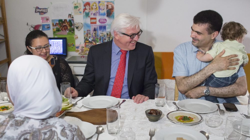 Frank-Walter Steinmeier (damals noch Außenminister) zu Besuch beim Fastenbrechen einer syrischen Familie (Berlin, 2014)