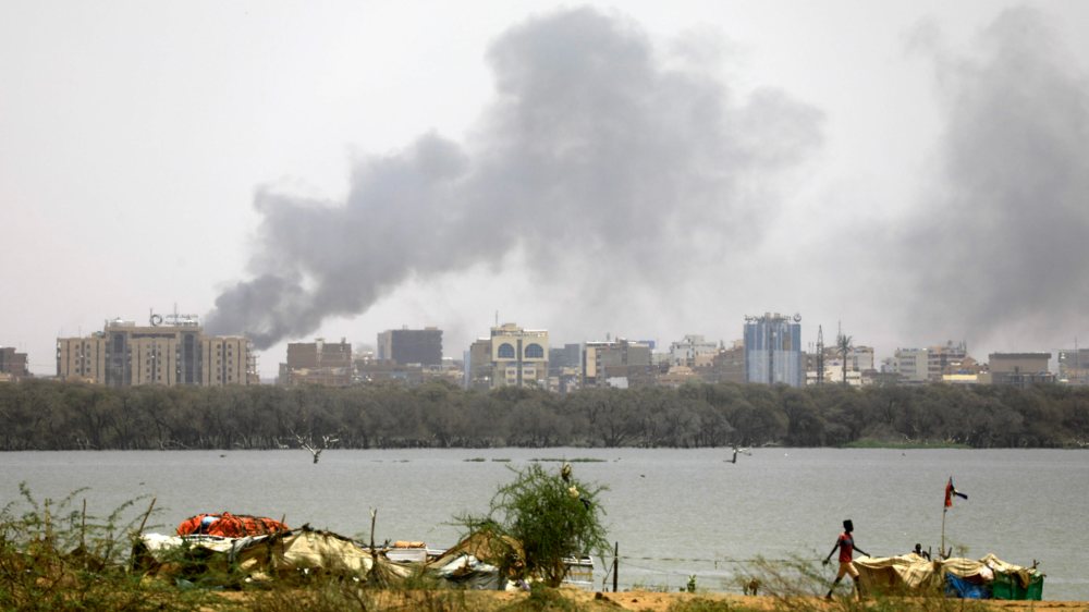 Nach heftigen Kämpfen steigt Rauch über Sudans Hauptstadt Khartoum auf