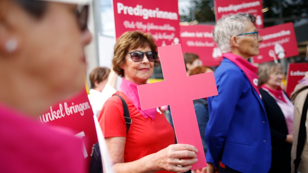 Protestierende von der Katholischen Frauengemeinschaft Deutschlands beim Auftakt der vierten Tagung des Synodalen Wegs