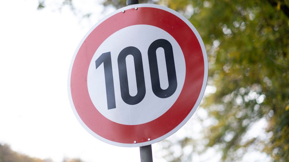 Soll es eine kirchliche Selbstverpflichtung zu einem Tempolimit von 100 KmH auf Autobahnen geben?