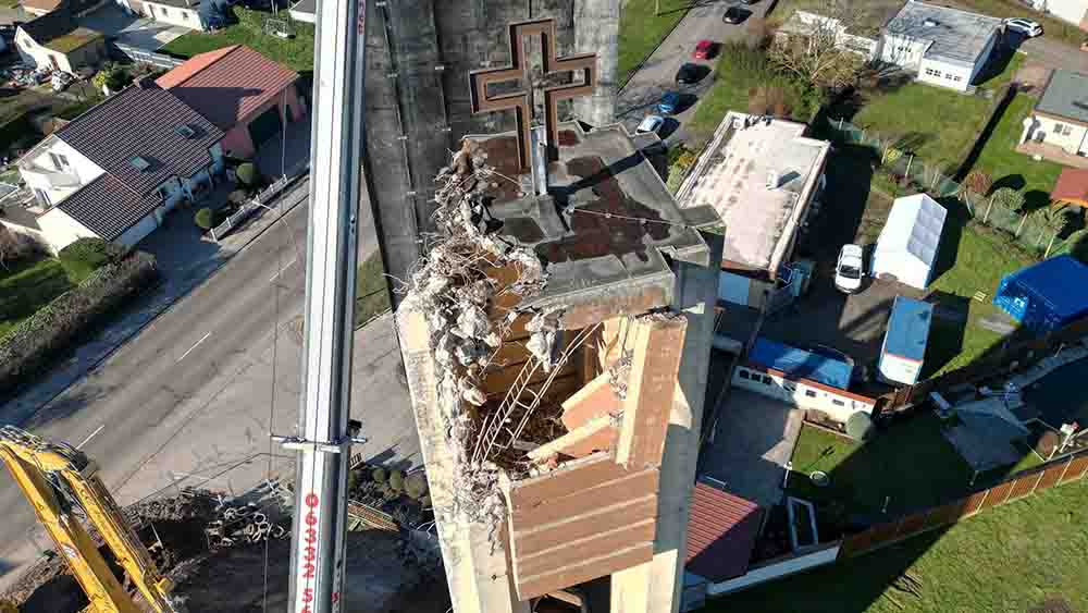 Im Februar 2023 ist der Turm der Kirche St. Hedwig in Wehrden (Saarland) abgerissen worden