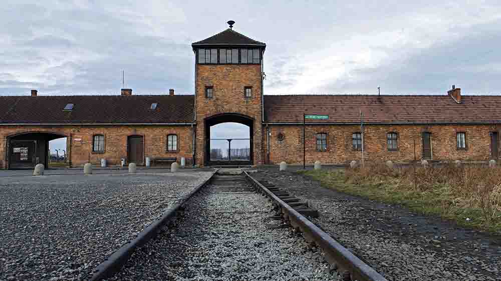 Image - Schüler zeigen Hitlergruß in Auschwitz