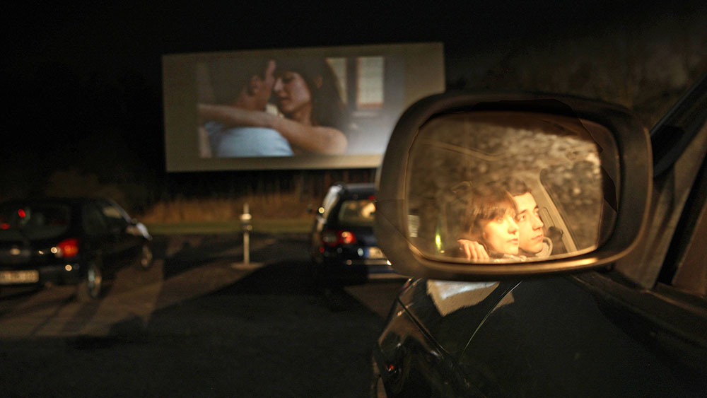 Autos in einem Autokino
