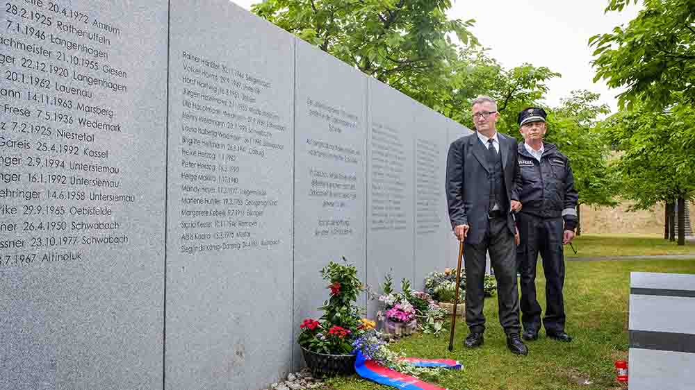 Im Juni 2018 trifft Udo Bauch seinen Retter Andreas Effinghaus am Denkmal des Unglücks in Eschede