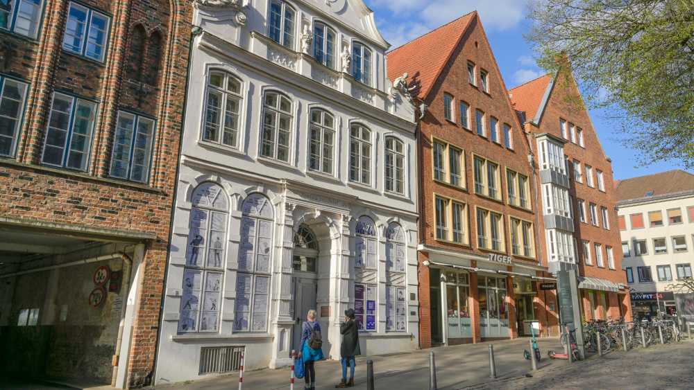Das Bunddenbrookhaus zwischen anderen Häusern.