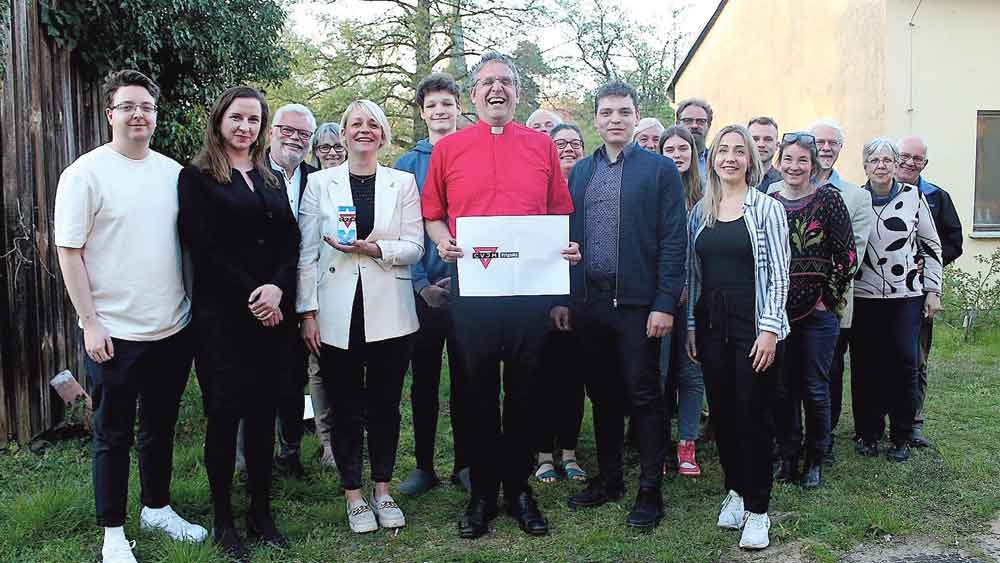 Die Freude ist besonders bei Pfarrer Helmut Kautz (Bildmitte) groß: Der Geistliche wurde jüngst in Marienfließ zum Vorsitzenden des CVJM gewählt