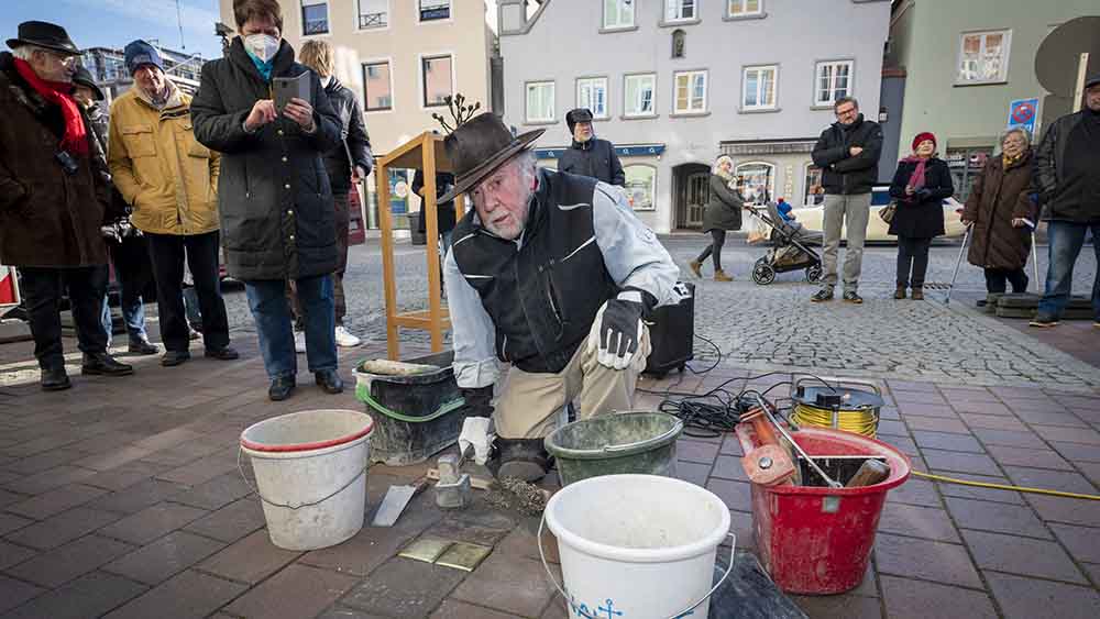 Seit 1992 verlegt Gunter Demnig Stolpersteine, hier im März 2022 in Erding (Bayern)