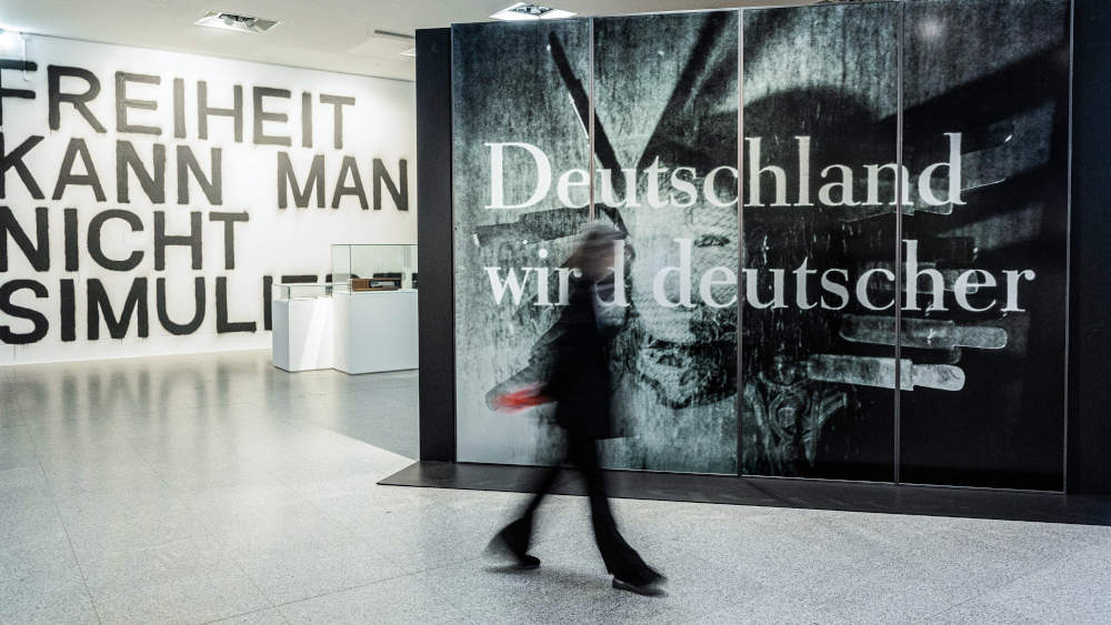 Die Bundeskunsthalle in Bonn beleuchtet in einer neuen Ausstellung die Themen Migration und Rassismus in Deutschland. 