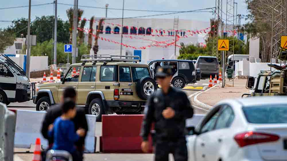 Polizeikräfte haben die Umgebung der Synagoge abgeriegelt