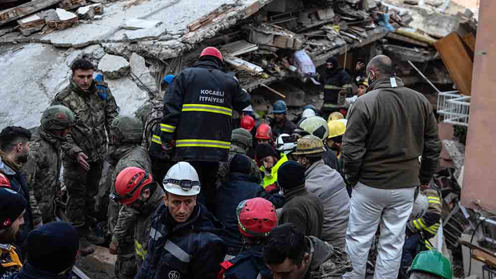 Verzweifelt suchten Helfer in den Trümmern nach Überlebenden, hier im türkischen Adana