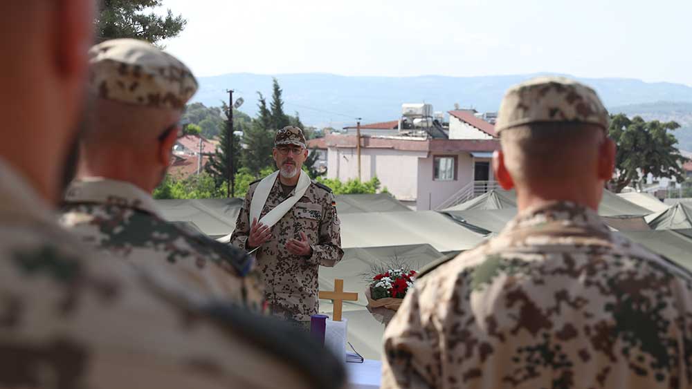 Jens Pröve bei einem Gottesdienst über den Dächern des Feldkrankenhauses in der Region Altinözü