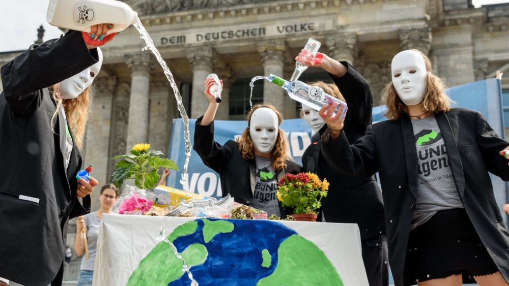 Protestaktion vor dem Bundestag in Berlin zum Erdüberlastungstag 2019 unter dem Motto „Schluss mit dem Ressourcenwahnsinn“