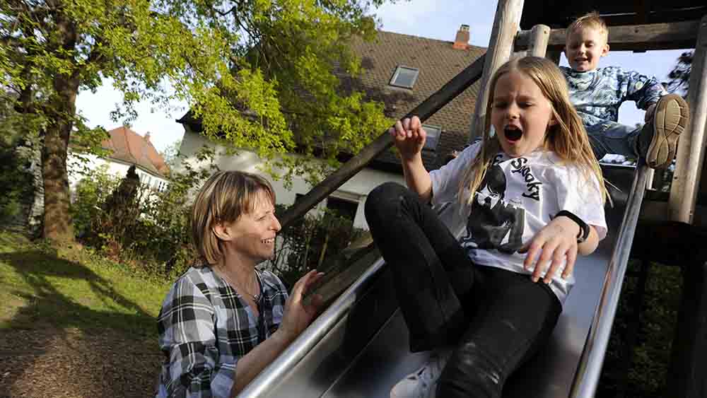 Angela P. hilft einmal pro Woche als Familienpatin – und geht mit den Kindern von Elliot Parry etwa zum Spielplatz