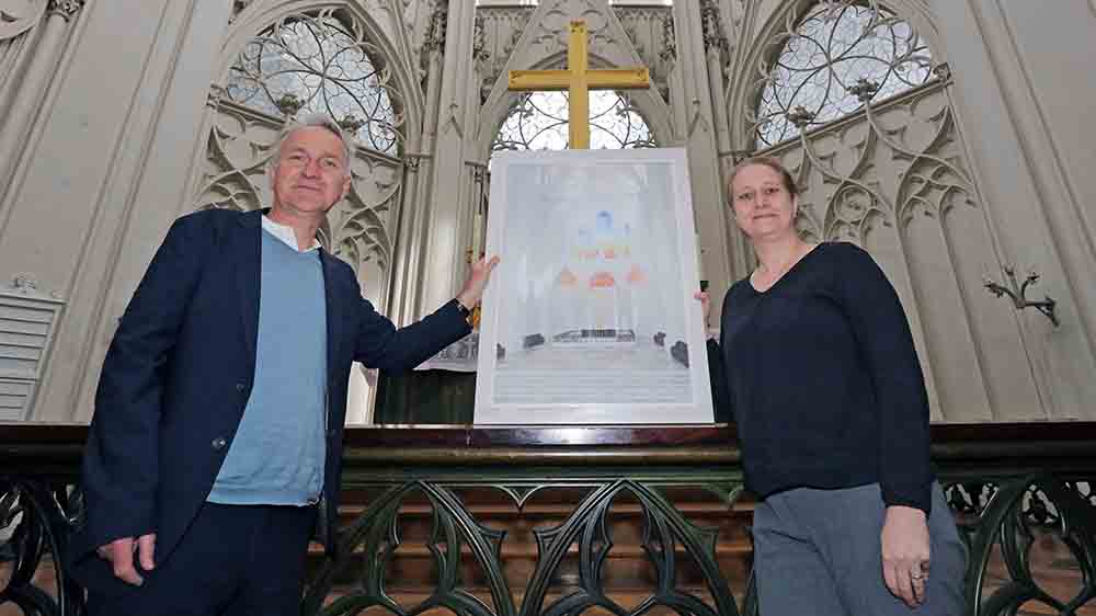 Dompastor Dr. Tilmann Beyrich und Eliasson-Studio-Mitarbeiterin Myriam Thomas stellen den Entwurf der neuen Kirchenfenster vor