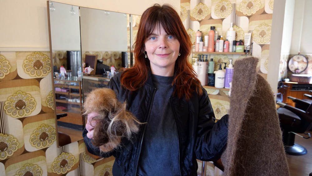 Wenn Janine Falke in ihrer Frisierstube Haare schneidet, hat sie gleich zwei Jobs: Friseurin und Umweltschützerin. 