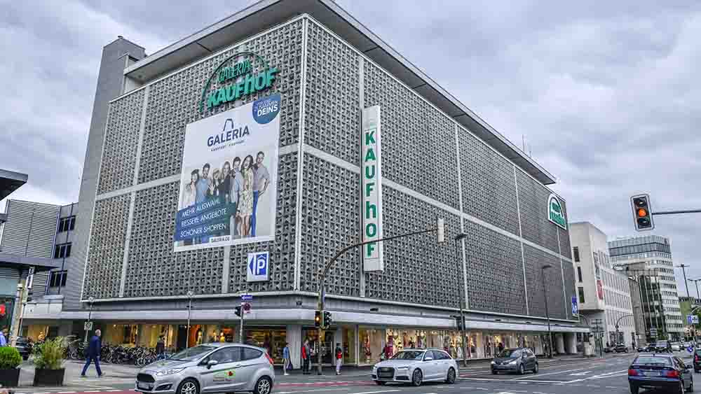 Großes Kaufhaus an einer Hauptstraße